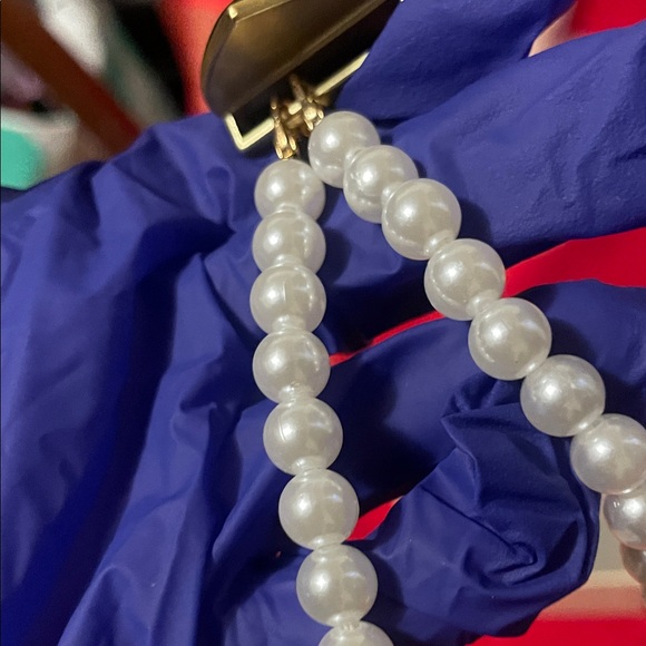 Elegant faux Pearl Necklace with Black Heart Pendant - Picture 13 of 17